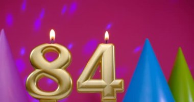 84 numaralı doğum günü pastası mumu yanıyor. Mutlu yıllar yıldönümü kutlaması konsepti. Arka planda doğum günü şapkası.