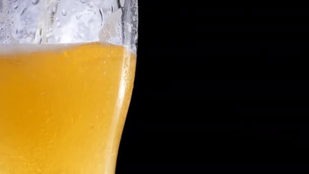 Cerveza ligera que vierte en vidrio con burbujas y espuma — Vídeos de Stock