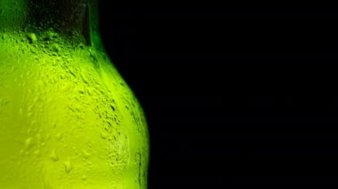 Su damlaları bira bardağının üzerine düşüyor. Su damlası