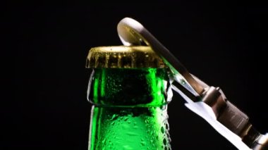 Erkekler bira şişesini açar..