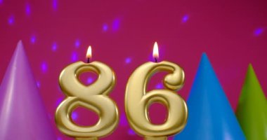 86 numaralı doğum günü pastası mumu yanıyor. Mutlu yıllar yıldönümü kutlaması konsepti. Arka planda doğum günü şapkası
