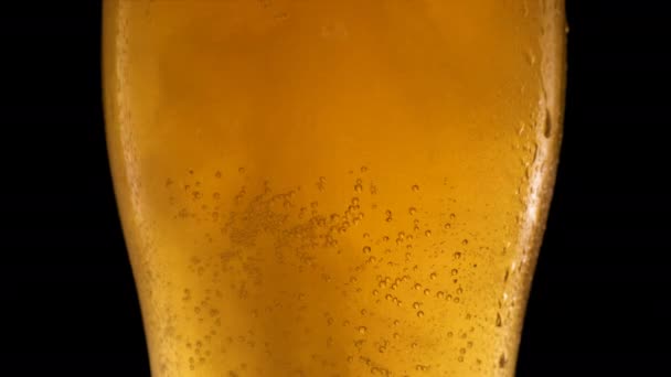 Cerveza de cerca Burbujas en vaso de cerveza — Vídeo de stock