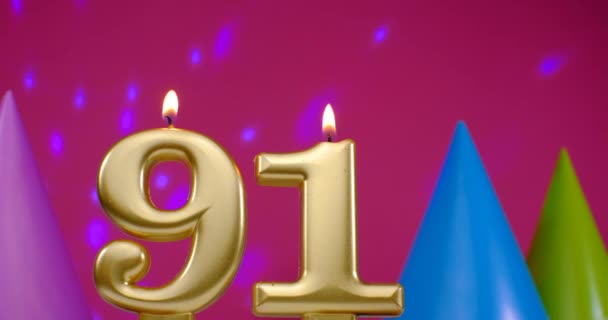 Verbrand verjaardagstaart kaars nummer 91. Gelukkige verjaardag achtergrond jubileum concept. Verjaardagshoed op de achtergrond — Stockvideo