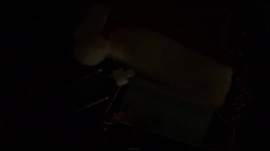 Kapalı Noel, kırmızı peluş Noel Baba şapkası, maske ve el dezenfektanı, Coronavirus