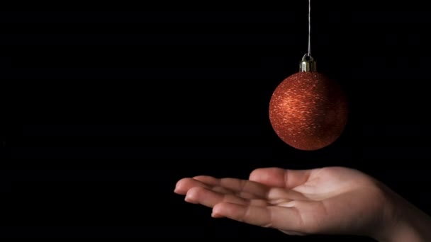 Κόκκινα Χριστουγεννιάτικα μπαλάκια σε σκούρο χρώμα — Αρχείο Βίντεο
