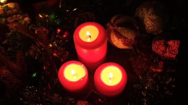 Χριστουγεννιάτικο φόντο με κουτί δώρου και κερί. — Αρχείο Βίντεο