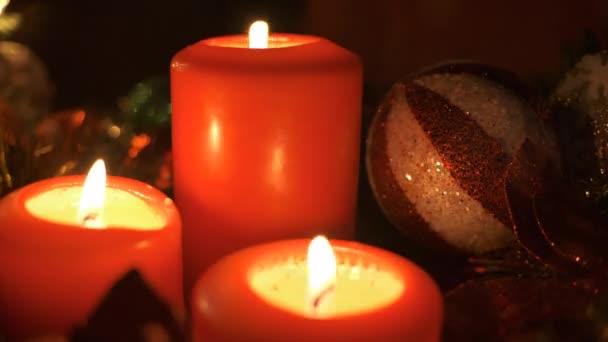 Kerstversiering met kaarsen. Nieuwjaar en kerstviering. — Stockvideo