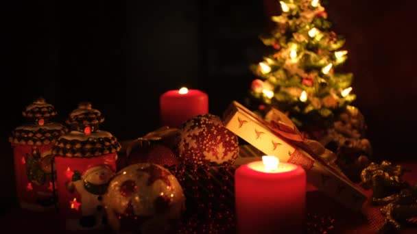 Karácsonyi ajándékdoboz és gyertya. Újévi ajándékok, ünnepi és ünnepi dekorációk háttér. — Stock videók