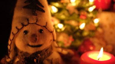 Kardan adam oyuncağı ve Noel mumu süslemesi. Noel tatili