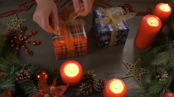 Las manos femeninas ponen y finalizan el regalo de Navidad — Vídeo de stock