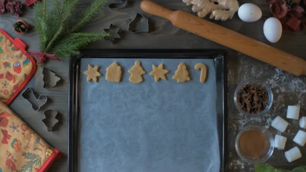 Stop motion Christmas gingerbread cookies on a baking tray — Stock Video