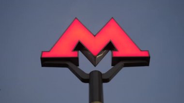 Gece metro tabelası.
