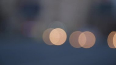 Bulanık araba ışıkları. Set 'teki arabaların odak ışıklarının dışında.