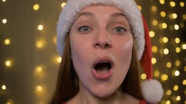 Şok olmuş kadını Noel Baba 'yla kapatın. Mutlu yıllar ve Noel bayramı konsepti