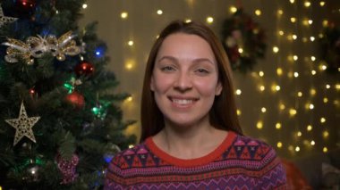 Evde güzel bir kadının göğüs göğsünden çekilmiş fotoğrafı. Birini görüntülü aramanız var.