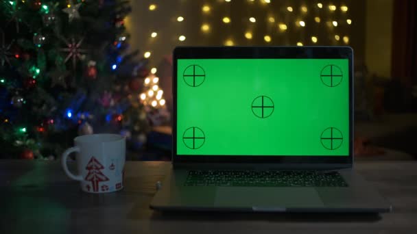 現代の緑のスクリーンノートパソコンと木製のテーブルの上のコーヒー. — ストック動画