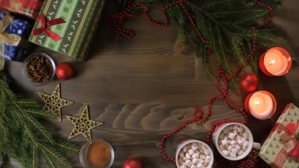 Mano mette un piatto di biscotti di Natale sul tavolo — Video Stock