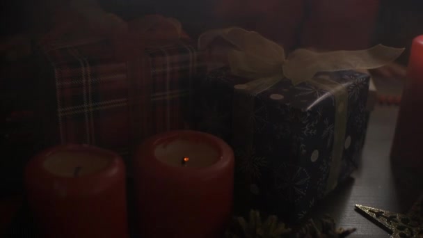 Женщина ставит свечи на стол, украшенный рождественскими украшениями — стоковое видео