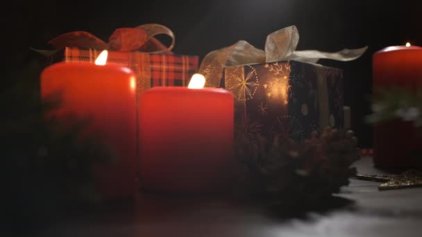 Decoração de Natal com velas acesas no fundo escuro. Férias de Natal — Vídeo de Stock