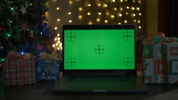 Wesołych Świąt Bożego Narodzenia życząc szczęśliwej radości w pustym laptopie na żywo rozmowy wideo, oglądanie kamery internetowej, ramki strony internetowej w dobrym ciepłym sezonie zimowym z prezentem na biurku — Wideo stockowe