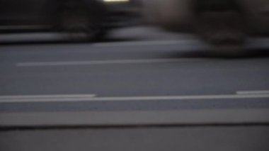 Akşam kentinde araba trafiği azaldı.