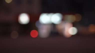 Araba bulanık ışıklar. Otomobil sreet üzerinde odak trafik ışıkları dışarı. Trafik ışıklarını bokeh arka plan için gece zamanında reçel. Güzel arka plan üzerinde odak ışıklar gece boyunca karanlıktan