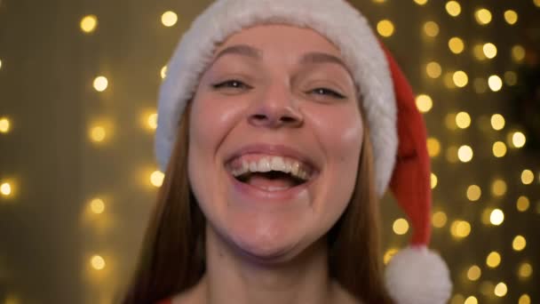 Porträt Glückliche junge Frau feiert Weihnachten zu Hause und freut sich auf festliches Weihnachtsfest — Stockvideo