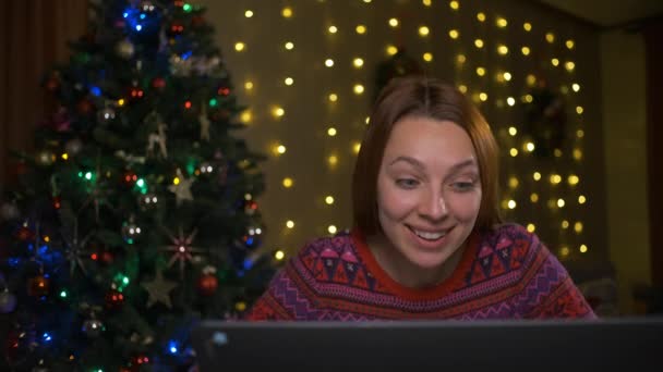 圣诞前夕，女性在笔记本电脑上收到有关彩票中奖的好消息，感到非常高兴。难以置信的运气，新年奇迹，坦率的感情，圣诞打折和销售理念. — 图库视频影像