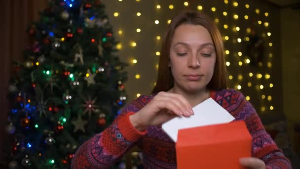 Femme la veille de Noël recevoir de bonnes nouvelles sur la victoire aux enchères de loterie gagner se sent heureux. Incroyable chance, miracle du Nouvel An, émotions franches, réductions de Noël — Video