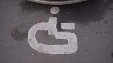 Alışveriş merkezinin otoparkındaki engelliler için park yeri tabelası