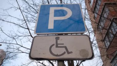 Engelliler için park yeri işareti