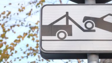 Park yeri tabelası yok, arabaların tahliyesi.