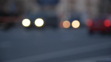 Odak dışında güzel, parıltılı, bulanık arabalar ve trafik ışıkları. Şehir caddesinde bulanık trafik sıkışıklığı. Şehir caddesinde trafik sıkışıklığının sönük renkli ışıkları