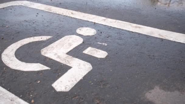 Parkeringsskilt for funksjonshemmede på parkeringsplassen – stockvideo