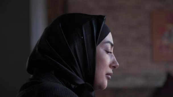 Sorglig orolig Ung Muselman kvinna i hijab har psykologisk problem känna ångest depression, upprörd frustrerad ensam dam tänkande av sorg bekymrad. Känslomässigt olycklig och stress. — Stockvideo