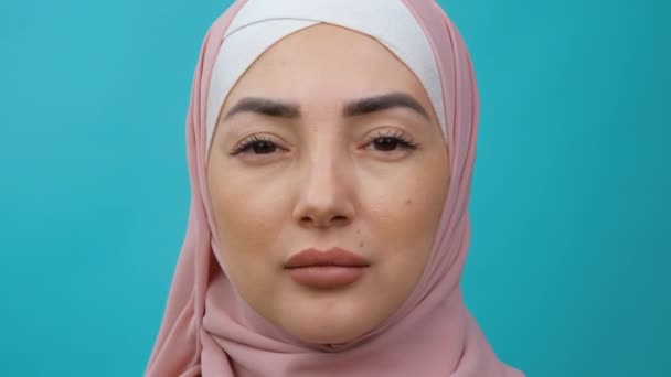 Mujer musulmana triste y seria en hiyab sacudiendo la cabeza expresando no. Sentir estrés y tener problemas. aislado — Vídeos de Stock