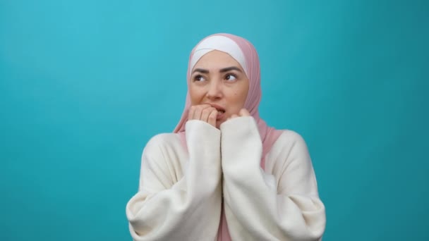 Insegura asustada Joven musulmana con hiyab mordiéndose las uñas, sintiéndose preocupada por los problemas graves, el estrés y el concepto de trastorno de ansiedad. estudio interior aislado — Vídeos de Stock