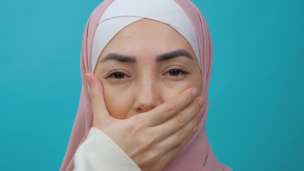 Θλιβερή και σοβαρή μουσουλμάνα γυναίκα με χιτζάμπ κουνώντας το κεφάλι εκφράζοντας όχι με το χέρι πάνω από το στόμα. Διακρίσεις και αγώνας για ίσα δικαιώματα. απομονωμένη λήψη στούντιο — Αρχείο Βίντεο