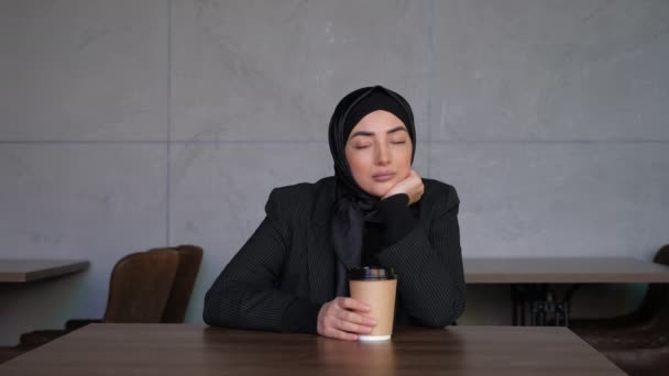 Triste sozinho jovem muçulmana mulher de negócios em hijab beber café no café e pensar sobre o problema — Vídeo de Stock