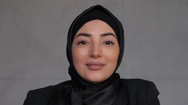 Close-up portret midden oosten jong moslim vrouw dragen hijab kijken naar camera en glimlachen. — Stockvideo