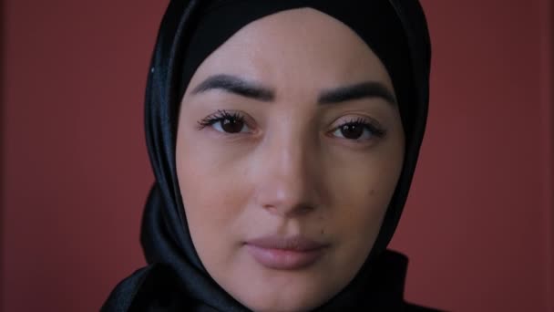 Gros plan Jeune femme musulmane en hijab regardant la caméra. Culture islamique traditionnelle et concept de religion. Arabe religieuse femme — Video