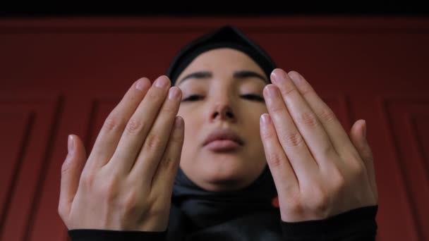 Wanita muslim muda dalam hijab berdoa namaz. Close-up berdoa tengah wanita timur. Mubarak dan hari raya suci Ramadan. Tradisional Islam budaya dan agama konsep. — Stok Video