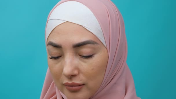 Макро верхней части лица молодой серьезной женщины смешанной расы с хиджабом, смотрящей в камеру. Проблемы, депрессия и беспокойство. Традиционная исламская культура и религия. Арабские религиозные женщины — стоковое видео