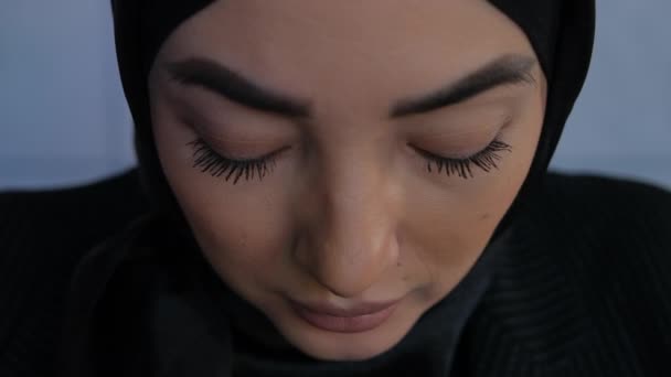 Jeune femme musulmane sérieuse dans le hijab ayant des problèmes et du stress. Concept de discrimination, égalité, droits, féminisme. Culture islamique traditionnelle et concept de religion. Arabe religieuse femme — Video