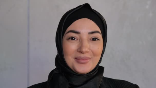 Retrato Jovem muçulmana no hijab sorrindo feliz desfrutando de um estilo de vida urbano bem sucedido. Conceito tradicional de cultura e religião islâmica. — Vídeo de Stock