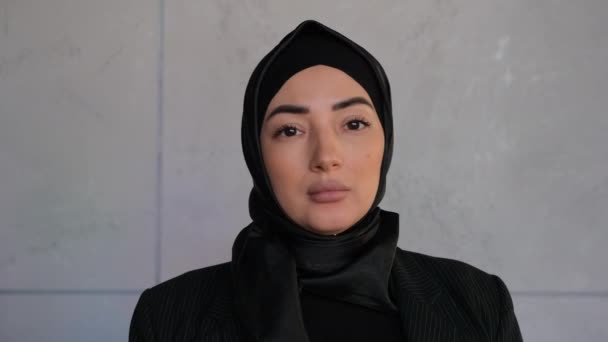 Femme musulmane arabe indépendante dans le hijab regardant la caméra. Femme confiante debout au café. Concept d'individualité des gens, femme d'affaires du Moyen-Orient. Culture et religion islamiques traditionnelles — Video