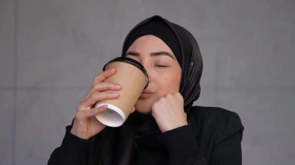 Στοχαστική ενδιαφερόμενη μουσουλμάνα επιχειρηματίας με χιτζάμπ σκέφτεται επίλυση προβλημάτων και πίνοντας καφέ. Έννοια του άγχους, σχεδιασμός, brainstorming, άγχος. — Αρχείο Βίντεο