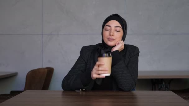 슬프게 도 히잡에 사는 회사원 여성은 심리적 인 문제를 겪고 있고, 불안 우울증을 느끼고 있으며, 비탄에 잠긴 외로운 여인을 걱정하고 있다. — 비디오