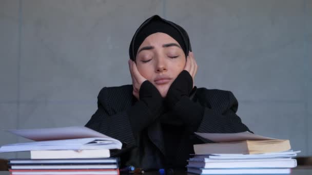 Mujer musulmana cansada o perezosa y aburrida en hiyab somnolienta. Triste estudiante sobrecargado de trabajo preparándose para el examen duro. Concepto de estudio del estrés, estudiante infeliz. — Vídeos de Stock