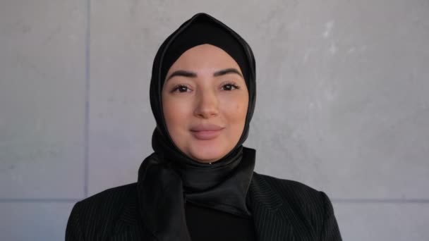 Tesettürlü genç Müslüman kadın başarılı bir şehir hayatı sürmekten mutlu bir şekilde gülümsüyor. Geleneksel İslami kültür ve din kavramı. Arap dindar kadın — Stok video